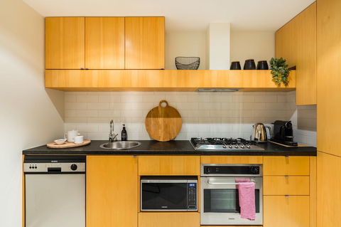 Auguste, Melbourne CBD Private Accommodation With Parking - Accommodation Brisbane 10