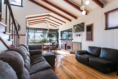 Beach Front Beauty - Ocean Front Views - Accommodation Brisbane 6