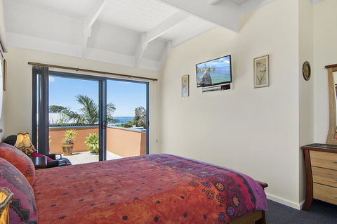 Black Dolphin Beach Penthouse - Accommodation Brisbane 6