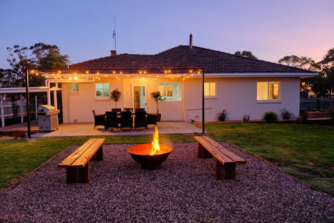 The Farmhouse. - Accommodation Brisbane 0