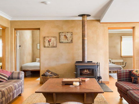 The Farmhouse - Grape Vines And Rolling Green Hills - Accommodation Brisbane 2