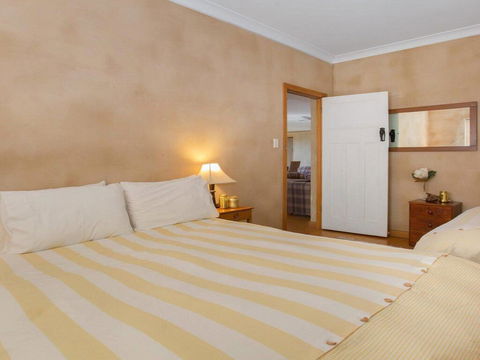 The Farmhouse - Grape Vines And Rolling Green Hills - Accommodation Brisbane 1