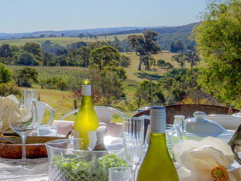 The Farmhouse - Grape Vines And Rolling Green Hills - Accommodation Brisbane 0