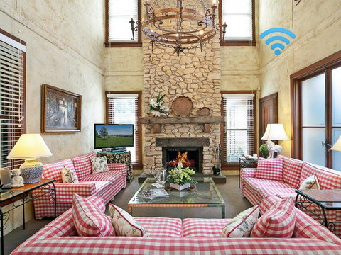 The Lodge @ Linden Hall - Accommodation Brisbane 0