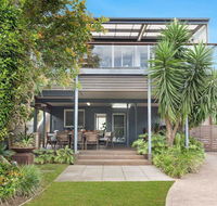 The Old Bottleshop - waterfront pool table and more - Accommodation Brisbane