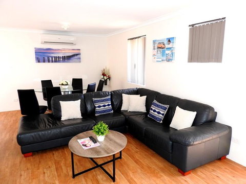 The Royal Dolphin Holiday Home - Accommodation Brisbane 0