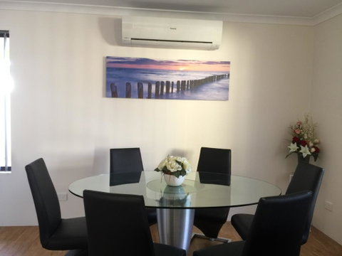The Royal Dolphin Holiday Home - Accommodation Brisbane 3