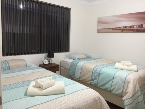 The Royal Dolphin Holiday Home - Accommodation Brisbane 2