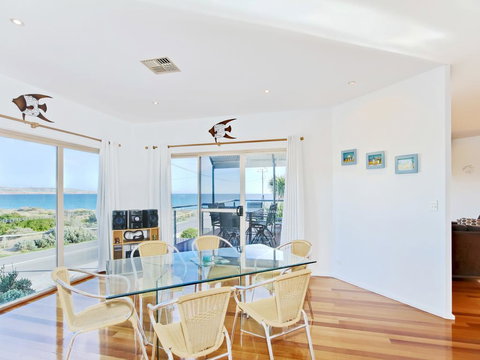 Through The Looking Glass - Accommodation Brisbane 3