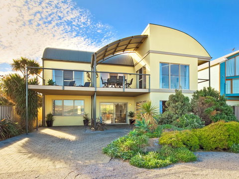 Through The Looking Glass - Accommodation Brisbane 1