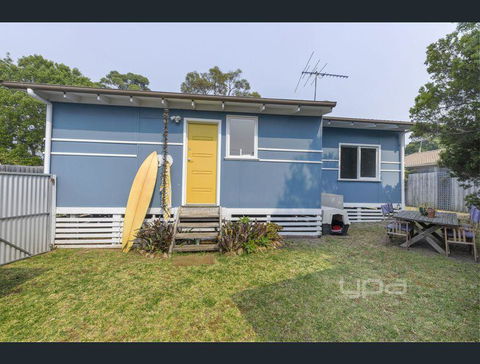Toot Toot ! 50s Classic Beach House With Bungalow - Accommodation Brisbane 3