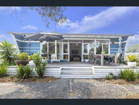 Toot Toot ! 50s Classic Beach House With Bungalow - Accommodation Brisbane 0