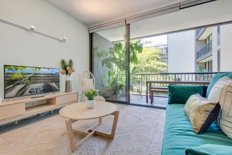 Tranquil Contemporary Hideaway In Hippest Area - Accommodation Brisbane 0
