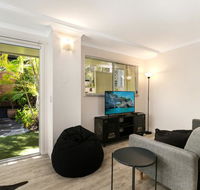 Tropical Townhouse With Two Courtyards and Pool - Accommodation Brisbane