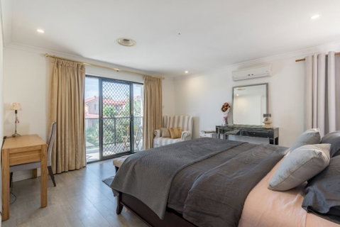 ULTRA SPACIOUS STYLISH HOME IN PRESTONS - SYDNEY - Accommodation Brisbane 2