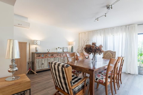 ULTRA SPACIOUS STYLISH HOME IN PRESTONS - SYDNEY - Accommodation Brisbane 1