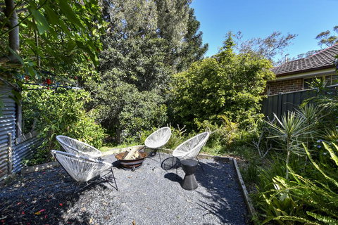 UMINA BEACH KOKOMO- Walk To The Beach, FAMILY And PET FRIENDLY Set Of 3 Vintage Original Holiday Flats & Vintage Caravan And Bat - Accommodation Brisbane 3