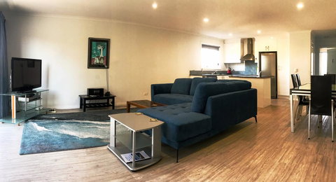 Unit 8 - Boardwalk - Accommodation Brisbane 3