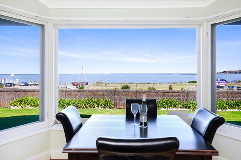 Victor Harbor Beachfront Bliss + WiFi - Accommodation Brisbane 0