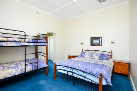 Victor Harbor Beachfront Bliss + WiFi - Accommodation Brisbane 2