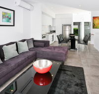 Views from Red Hill - Modern and Spacious Split-Level Executive 3BR Red Hill Apartment Close to CBD - Accommodation Brisbane