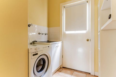 WALKIN' ON SUNSHINE - Accommodation Brisbane 3