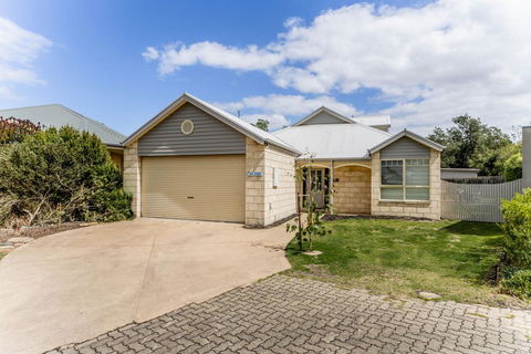 WALKIN' ON SUNSHINE - Accommodation Brisbane 0