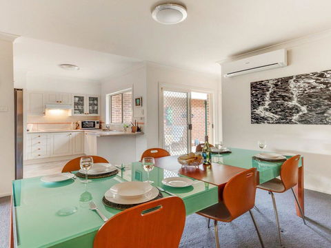 Walling-Clifton Gardens - Backing Onto Golf Course - Accommodation Brisbane 3