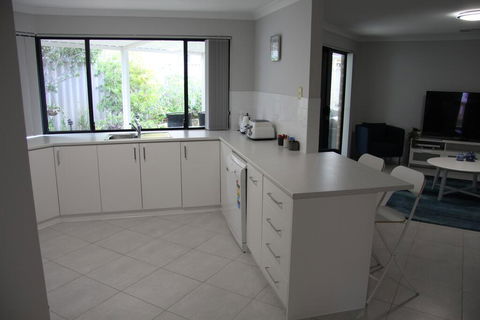 Warnbro Beach Family Accommodation - Accommodation Brisbane 2