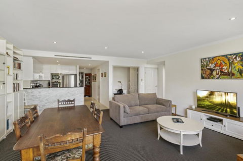 Waterfront Resort Living With Space For The Family - Accommodation Brisbane 3