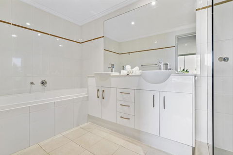 Waterfront Resort Living With Space For The Family - Accommodation Brisbane 2