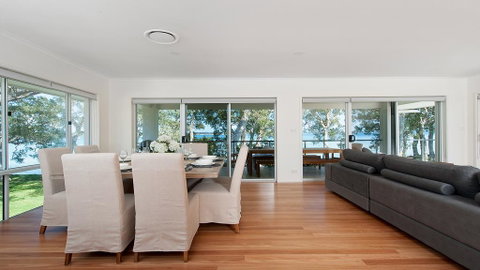 Waterfront Serenity - Luxury Home With Grand Views - Accommodation Brisbane 3