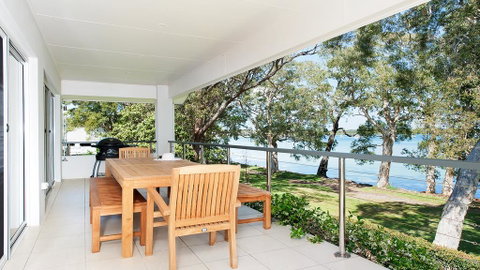 Waterfront Serenity - Luxury Home With Grand Views - Accommodation Brisbane 2