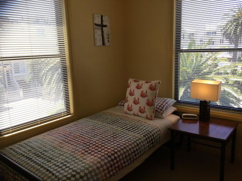 At The Beach Apartments - Accommodation Brisbane 4