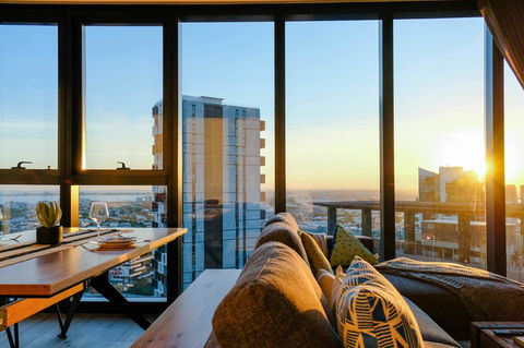 Deluxe Sea Views Apartment - Accommodation Brisbane 0