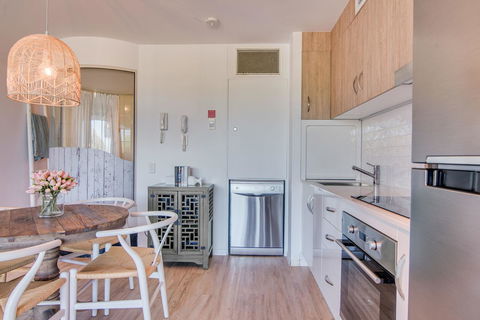 Grand Palais Boolarong Beachside Apartments - Accommodation Brisbane 6