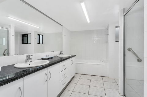 Roydon Beachfront Apartments - Accommodation Brisbane 23
