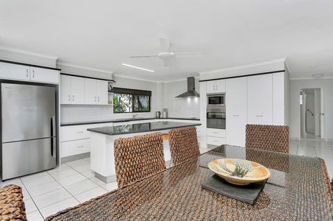 Roydon Beachfront Apartments - Accommodation Brisbane 20