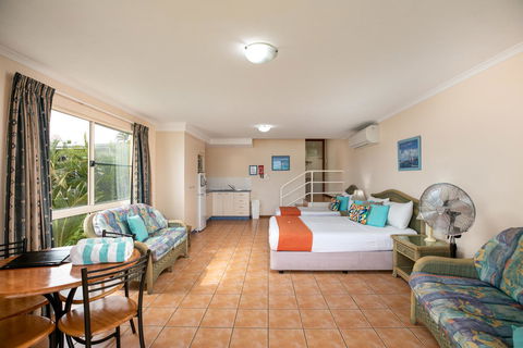 Sunlit Waters Studio Apartments - Accommodation Brisbane 42