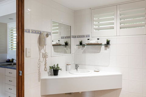 Sunlit Waters Studio Apartments - Accommodation Brisbane 26