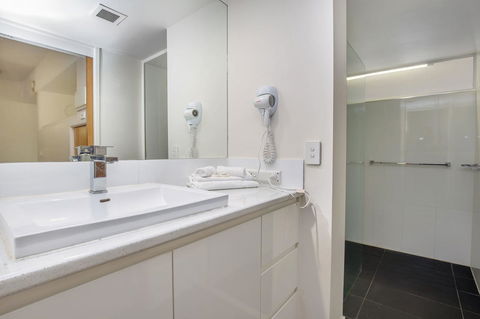 Tiki Hotel Apartments Surfers Paradise - Accommodation Brisbane 5