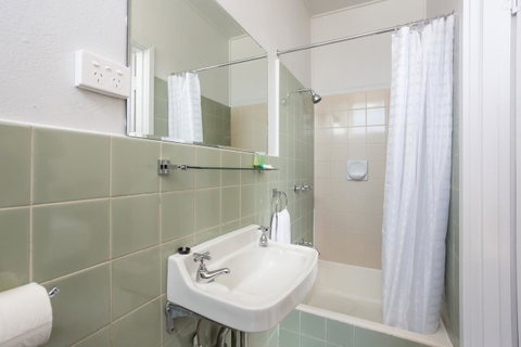 Nightcap At Emerald Star Hotel - Accommodation Brisbane 2