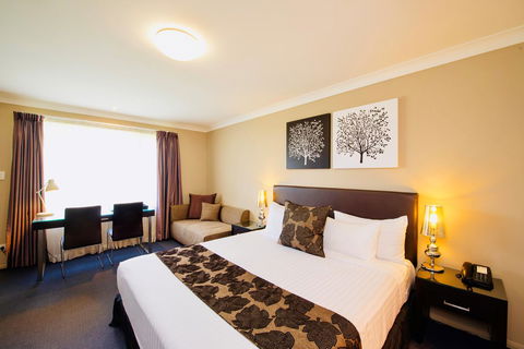 Ambassador On Ruthven - Accommodation Brisbane 0