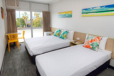 Palm Beach Hotel - Accommodation Brisbane 0