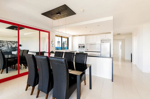 Burgess @ Kings Beach Apartments - Accommodation Brisbane 17