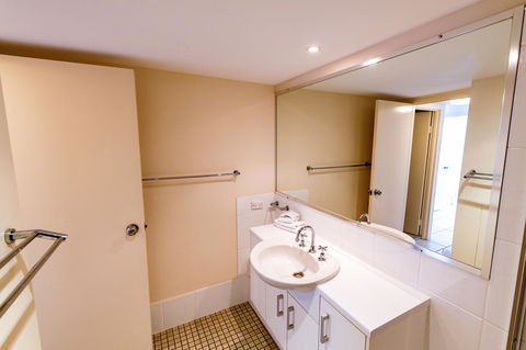 Burgess @ Kings Beach Apartments - Accommodation Brisbane 2