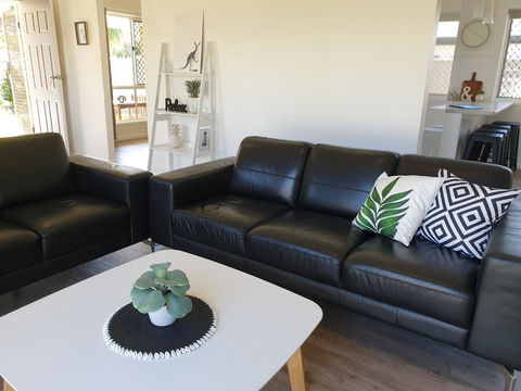 Beautiful Home- Walk To Beach-Short Drive To Noosa - Accommodation Brisbane 3