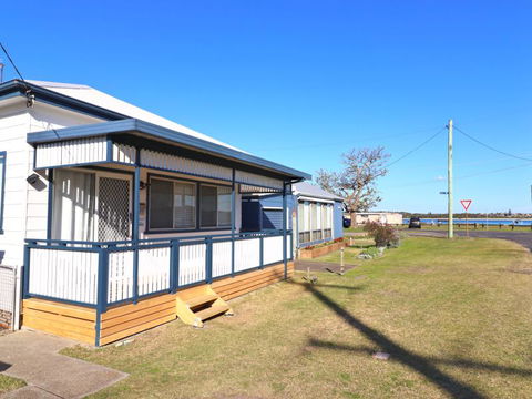 Waterside Retreat - Accommodation Brisbane 1