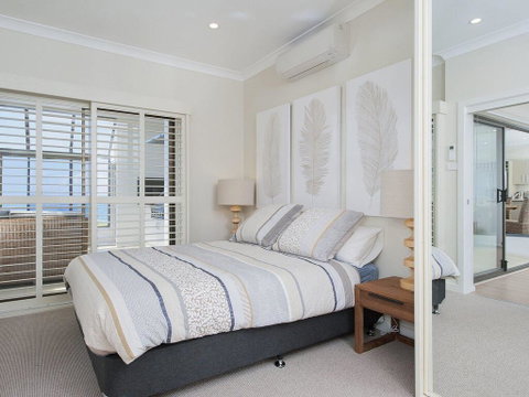 Whispering Sands', 10 Sandy Point Road - Luxury Waterfront Home With Aircon, WIFI & Foxtel - Accommodation Brisbane 1