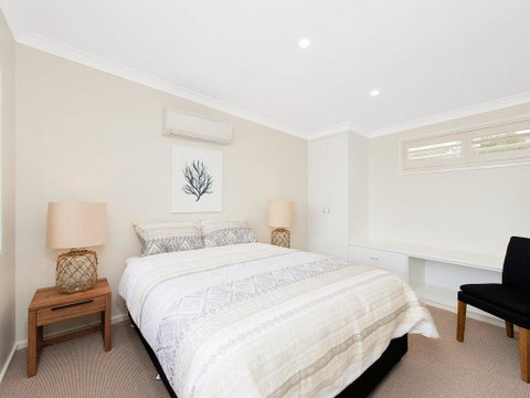 Whispering Sands', 10 Sandy Point Road - Luxury Waterfront Home With Aircon, WIFI & Foxtel - Accommodation Brisbane 3